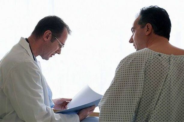 liječnik pacijentu propisuje lijekove za prostatitis